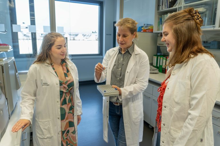 Die beiden Studentinnen Vanessa Kammerer (links) und Anne-Felicitas Knieps (rechts) – hier im Labor mit Professorin Dr. Anja Kröger-Brinkmann (Mitte) – bewerten die unbegrenzten Prüfungsversuche als sehr positiv und entlastend für das Studium (Foto: TH OWL)