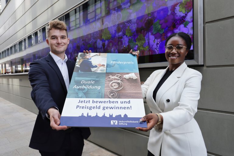 Destiny Awowo und Robin Koop haben ihre duale Ausbildung bei der VerbundVolksbank OWL erfolgreich abgeschlossen und sind von den Vorteilen des Systems überzeugt. Deshalb rufen auch sie dazu auf, sich für den Förderpreis der VerbundVolksbank OWL Stiftung zu bewerben (Foto: VerbundVolksbank)