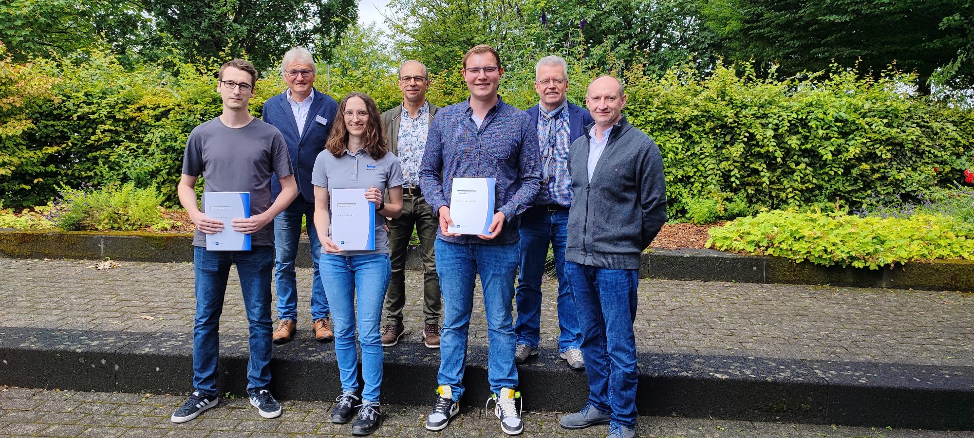 Die Ausschussvorsitzenden freuten sich mit den anwesenden „Besten“ (v.l.n.r.): Stefan Reitemeyer, Gebr. Brasseler GmbH & Co. KG, Andreas Stephan, Phoenix Contact GmbH & Co. KG, Vorsitzender der Mechatroniker:innen, Lorena Isabel Jannausch, Lenze Operations GmbH, Bernd Strate, Vorsitzender der Industriemechaniker:innen Feingerätebau, Julian Scheer, Kingspan STG GmbH, Olaf Fischer, Hanning Elektrowerke & Kahl GmbH, Vorsitzender der Mechatroniker:innen, Thomas Lalk, KEB Automation KG, Vorsitz der Elektroniker:innen für Geräte und Systeme (Foto: IHK Lippe)