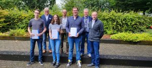 Die Ausschussvorsitzenden freuten sich mit den anwesenden „Besten“ (v.l.n.r.): Stefan Reitemeyer, Gebr. Brasseler GmbH & Co. KG, Andreas Stephan, Phoenix Contact GmbH & Co. KG, Vorsitzender der Mechatroniker:innen, Lorena Isabel Jannausch, Lenze Operations GmbH, Bernd Strate, Vorsitzender der Industriemechaniker:innen Feingerätebau, Julian Scheer, Kingspan STG GmbH, Olaf Fischer, Hanning Elektrowerke & Kahl GmbH, Vorsitzender der Mechatroniker:innen, Thomas Lalk, KEB Automation KG, Vorsitz der Elektroniker:innen für Geräte und Systeme (Foto: IHK Lippe)