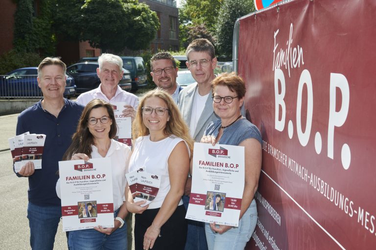 Freuen sich auf den B.O.P. (v.li. hinten): Klaus Sandhaus (Wirtschaftsför-derung Stadt Bramsche) Bramsches Bürgermeister Heiner Pahlmann, MaßArbeit-Vorstand Lars Hellmers und Stefan Rudys (Berufsorientie-rungsCoach) sowie (v. li. vorne): Katja Bielefeld, Servicestelle Schule-Wirtschaft MaßArbeit, Klaudia Stoleckie (Berufsorientierungs-Coach) und Dorte Hierse, Leiterin Hauptschule Bramsche. (Foto: MaßArbeit / Uwe Lewandowski )