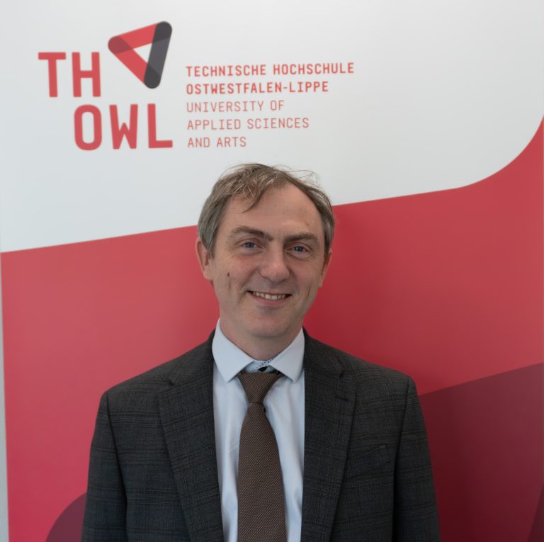 Dr. Tom Shatwell freut sich über seine neue Tätigkeit als Professor am Fachbereich Umweltingenieurwesen und Angewandte Informatik (Foto: TH OWL)