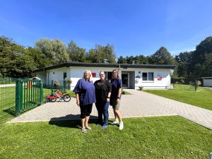 Die Johanniter-Kita „Gipfelstürmer“ mit Martina Westermann, Kita-Leitung Lisa Rüther und Ann-Kathrin Kautt lädt ein zur Jubiläumsfeier mit Sommerfest am 7. September 2024. (Foto: Johanniter Lippe-Höxter)