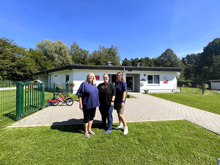 Die Johanniter-Kita „Gipfelstürmer“ mit Martina Westermann, Kita-Leitung Lisa Rüther und Ann-Kathrin Kautt lädt ein zur Jubiläumsfeier mit Sommerfest am 7. September 2024. (Foto: Johanniter Lippe-Höxter)