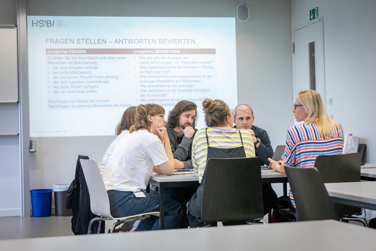 Große Sprachmodelle haben das Potenzial, Stereotype zu zementieren: Kleingruppenarbeit im Workshop. (Foto: S. Jonek/HSBI)