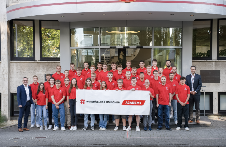 Zum Start ins Berufsleben stellen sich die 38 neuen Auszubildenden und dual Studierenden von Windmöller & Hölscher zusammen mit Dr. Sascha Witt (r.), CSO W&H, und Olaf Heymann-Riedel (l.), Geschäftsführer der W&H Academy, zum Gruppenfoto auf. (Foto: W&H)