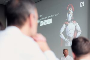 Experten des Bankenverband Bielefeld diskutierten mit Studierenden am Fachbereich Wirtschaft der HSBI zum Thema "Generative AI: is it all just a hype?". (Foto: P. Pollmeier/HSBI)