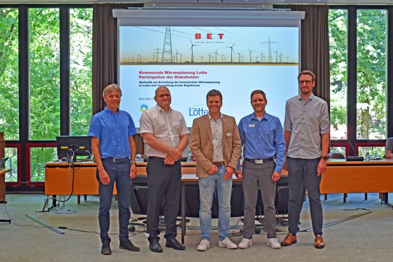 Die Projektpartner Frank Schäfer (BET), SWTE-Geschäftsführer Tobias Koch, Bürgermeister Philip Middelberg, Klimaschutzmanager Marc-Philipp Nikolay und SWTE-Projektingenieur Mathias Wal-ke begrüßten die Workshopteilnehmer. (Foto: SWTE)