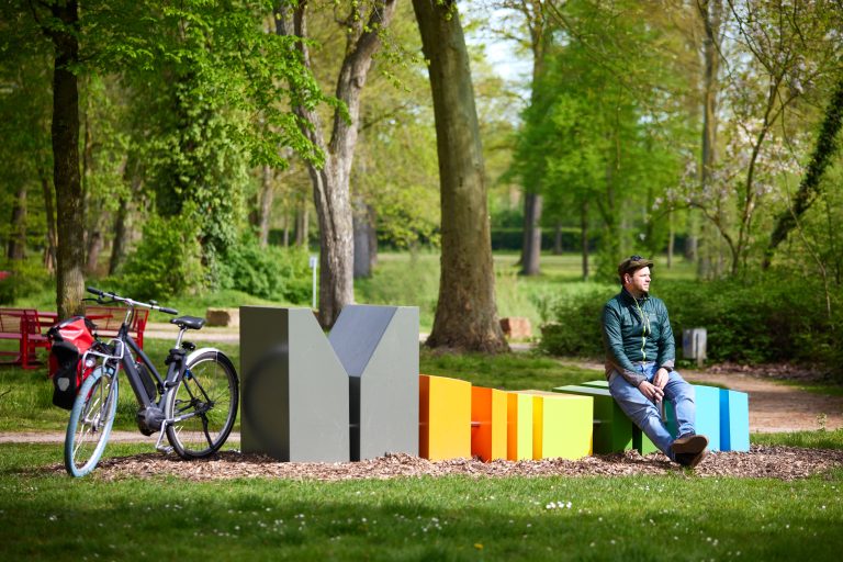 An mittlerweile 17 Orten in der Region trägt die Münsterland-Bank zur Bekanntheit der Marke bei. (Foto: Münsterland e.V./Philipp Fölting)