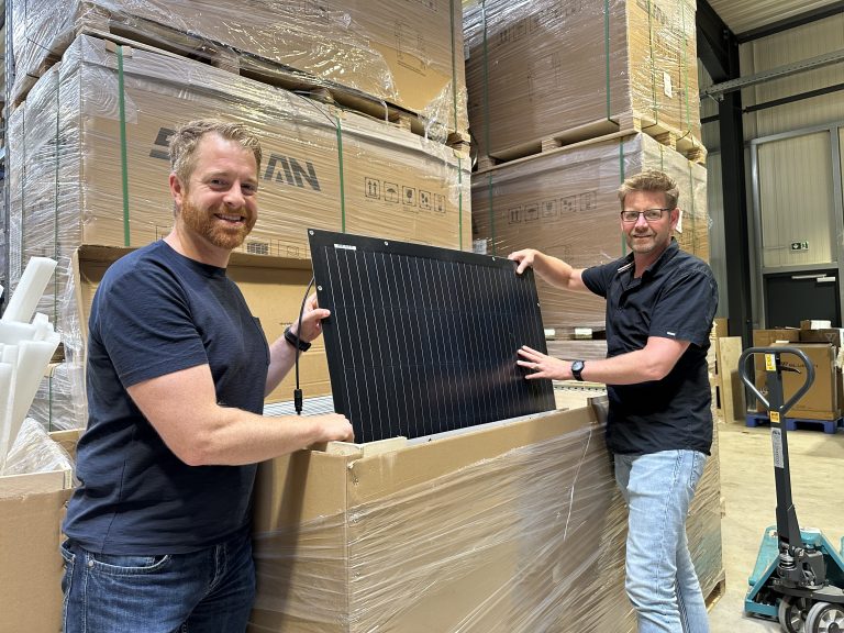 André Schulenberg vom WIGOS-UnternehmensService (li.) führte zusammen mit einem externen Nachhaltigkeitsexperten eine Impulsberatung Nachhaltigkeit beim Unternehmen OSNATECH in Bissendorf durch. Malte Sulkiewicz von OSNATECH freute sich über die wertvollen Anregungen. (Foto: Sandra Joachim-Meyer)