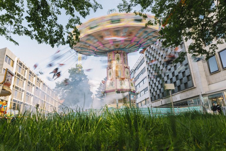 Das Kettenkarussell „Wellenflug“, das vom Bielefelder Leineweber-Markt bekannt ist, wird beim „Summer Closing“ für einen unvergesslichen Blick übers Veranstaltungsgelände sorgen (Foto: Bielefeld Marketing GmbH | Michael Adamski)