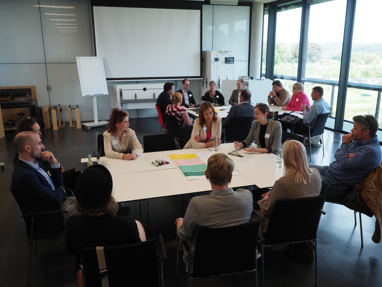 An den Thementischen fand ein reger Austausch statt. (Foto: Wuppertal Institut)
