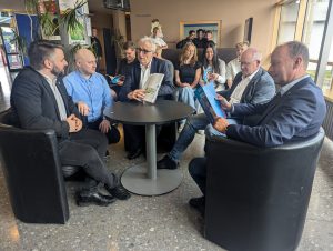 Der „Wegweiser“ für die Berufswahl ist wieder da, der IHK-Ausbildungsatlas 2025: Christian Hellwig (Bildungsgangleiter am Hanse Berufskolleg Lemgo), Tobias Haak (Passgenaue Besetzung / IHK Lippe), Volker Steinbach (Präsident der IHK Lippe), Martin Raithel (Abteilungsleiter Aus- und Weiterbildung / Fachkräfte der IHK Lippe), Stephan Prante (Abteilungsleiter am Hanse Berufskolleg Lemgo) (v.l.n.r.) nutzen mit Schülerinnen und Schülern des Hanse Berufskollegs in Lemgo direkt die vielfältigen Orientierungsmöglichkeiten (Bildquelle: IHK Lippe)