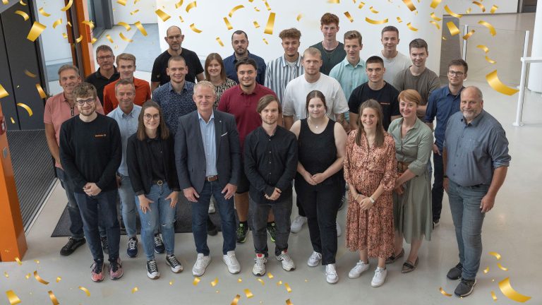 André Sombecki (vordere Reihe, Dritter von links) sowie Mitglieder des Weidmüller-Ausbildungsteams, des Betriebsrats sowie Mitglieder der Jugend- und Auszubildendenvertretung freuen sich gemeinsam mit den Absolventinnen und Absolventen (Bildquelle: Weidmüller)