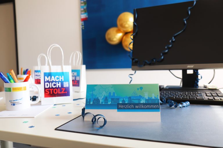 „Azubitischlein, deck dich“: Mit einer Social Media-Challenge macht die IHK darauf aufmerksam, wie wichtig es ist, neuen Auszubildenden Wertschätzung entgegenzubringen und sie rasch ans Unternehmen zu binden. (Foto: Tannich/IHK)