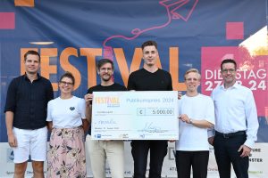 Publikumspreis für Nevalu: Die Gründer Marc Malinowski (3.v.l.), Loy Dönne (3.v.r.) und Philipp Sieg freuen sich über 5.000 Euro Preisgeld, das von den Wirtschaftsjunioren Nord Westfalen gestiftet wurde. Sven Wolf (r.) von der IHK, Wirtschaftsjunioren Vorsitzende Johanna Münzer (2.v.l.) und Flynn Herbst (l.) vom Venture Club gratulieren. (Foto: Busch/IHK Nord Westfalen)