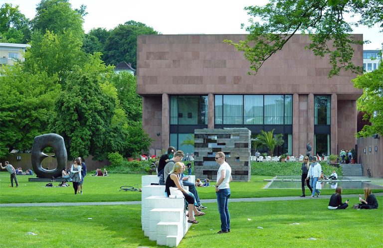 Eine Jahreskarte für die Kunsthalle Bielefeld ist nur einer von rund 300 Preisen, die Bielefelder Unternehmen und Institutionen für die Verlosung zur Verfügung gestellt haben. (Foto: Bielefeld Marketing GmbH)