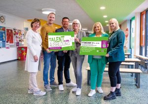 Sie freuen sich auf die Berufsorientierungsmesse „Talent trifft Ausbildung“ (von links): Elke Bolz und Dominik Hackmann (Berufsorientierungsbeauf-tragte der Realschule), Barbara Stahl (Schulleiterin der Realschule Georgsmarienhütte), Lars Hellmers (Vorstand der MaßArbeit), Dagmar Bahlo (Bürgermeisterin der Stadt Georgsmarienhütte), sowie Theresa Brune (Wirtschaftsförderung Georgsmarienhütte. Es fehlt Annika Schütte von der Servicestelle Schule-Wirtschaft. (Foto: MaßArbeit / Miriam Loeskow-Bücker)