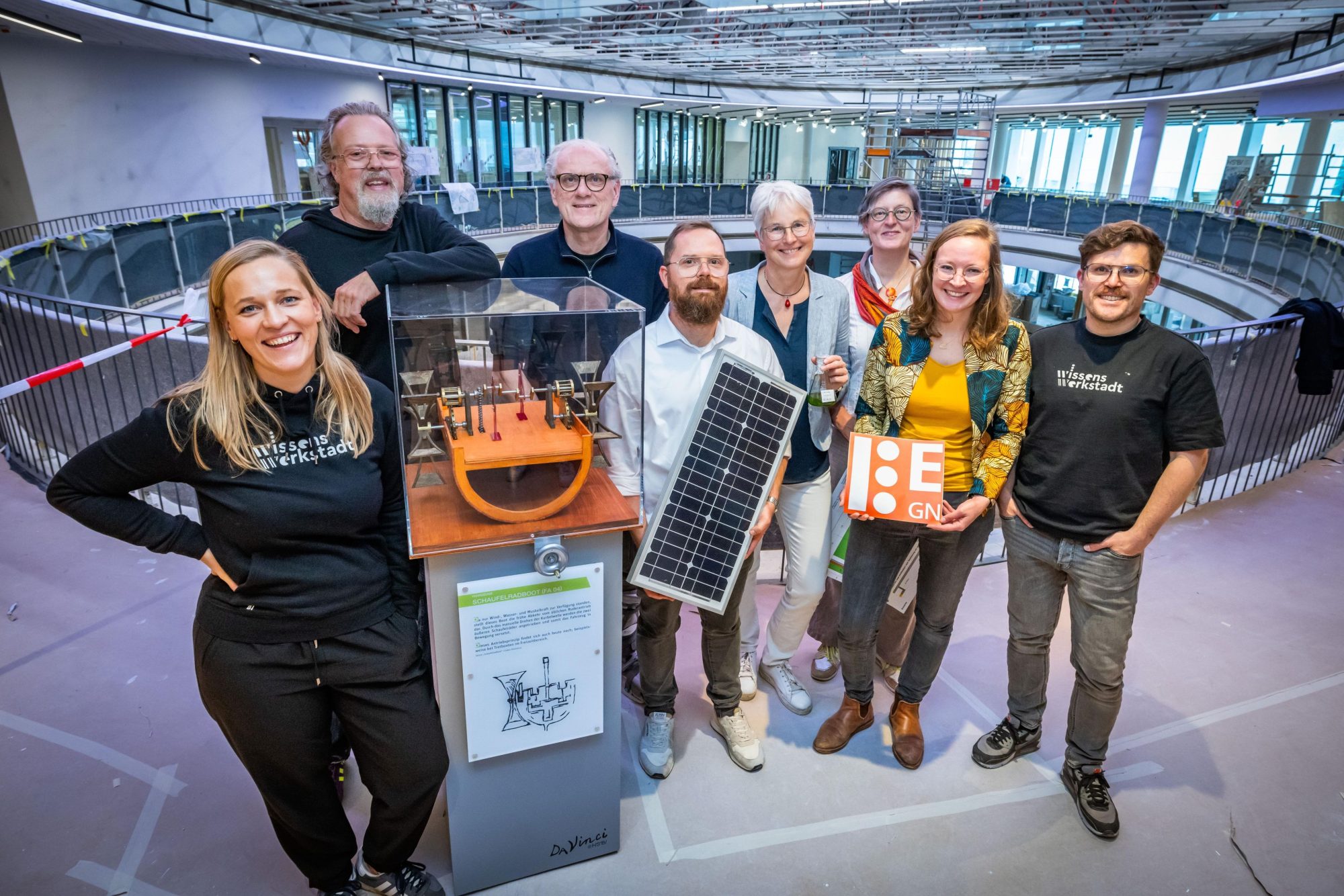 Freuen sich auf die Eröffnung: (v.l.) Gesa Fischer (Wissenswerkstadt), Prof. Dr. Marc-Oliver Schierenberg (Da Vinci@HSBI), Prof. Dr. Roman Bezjak (HSBI-Satellit), Tim Schubert (teutolab Chemie), Dr. Kerstin Röllke (teutolab Biotechnologie), Beate Wolff und Dr. Lara Esther Bartels (beide Welthaus Bielefeld) und Giovanni Fusarelli (Wissenswerkstadt). (Foto: Wissenswerkstadt/S. Jonek)