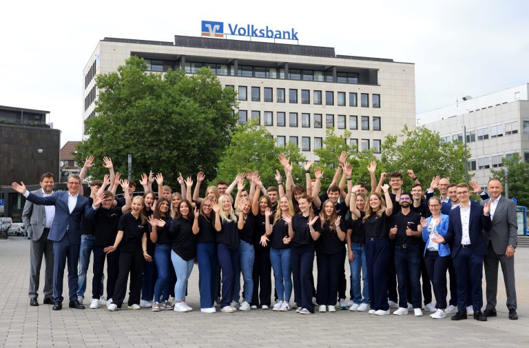 Auszubildende, Vorstandsteam und Personalverantwortliche freuen sich gemeinsam über den erfolgreichen Star bei der Volksbank in Ostwestfalen. (Foto: Volksbank OWL)
