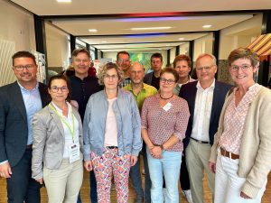 Freuen sich über die große Resonanz. (v.li.): MaßArbeit-Vorstand Lars Hellmers, Katja Bielefeld von der Servicestelle Schule-Wirtschaft der Maß-Arbeit, Klaus Sandhaus und Ines Asselmeyer (Wirtschaftsförderung Stadt Bramsche), Robert Ritter, AWT Lehrer IGS Bramsche, Martin Köchert Schulleiter Realschule Bramsche, Stefan Rudys BerufsorientierungsCoach Hauptschule Bramsche, Dorte Hierse, Leiterin Hauptschule Bramsche, Julian Schreiber, Schulleiter Wilhelm-Busch-Schule Bramsche, Thomas Behning, Schulleiter IGS Bramsche, und Julia Wilcken, Schulleiterin Grese-lius-Gymnasium. (Foto: Sandra Joachim-Meyer)