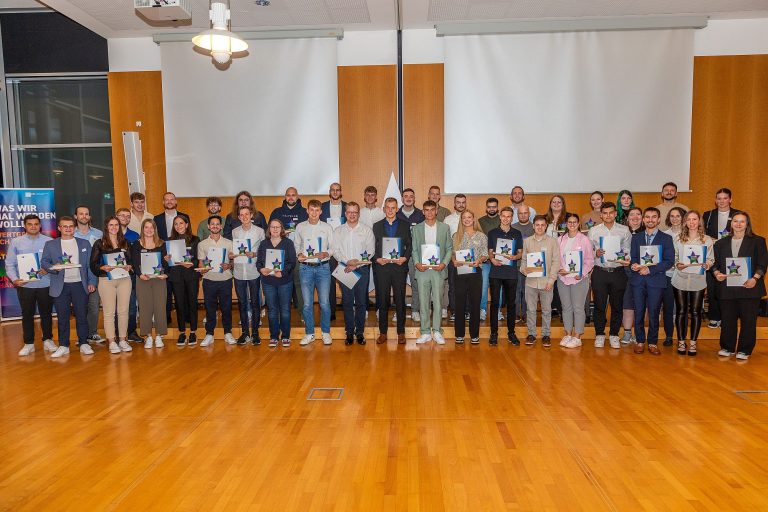 Im Fokus des Abends: „Die Besten der Besten in Lippe in der Aus- und Weiterbildung 2024 (Bildquelle: IHK Lippe / Dennis Peters)