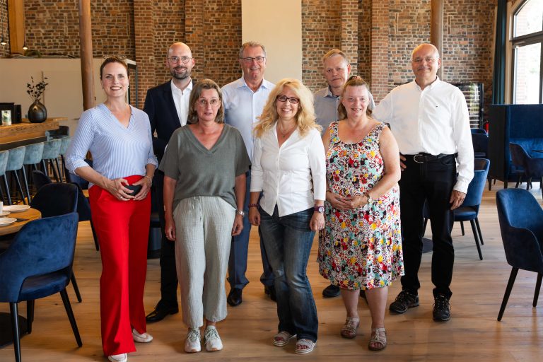 Sie hatten allen Grund zum Strahlen: Die langjährigen DENIOS-Mitarbeiterinnen und Mitarbeiter gemeinsam mit der Geschäftsleitung während der großen Jubiläums-Feier /// Hintere Reihe: Alexander Meckelnborg (Managing Director) und Firmengründer Helmut Dennig mit den Jubilaren Michael Meyer und Thomas Laubenstein. Vordere Reihe: Ricarda Fleer (Managing Director) mit den Jubilaren Claudia Thielker, Petra Genesius und Birgit Schlingmann. Auf dem Bild fehlen Marion Broich und Daniela Holzhausen (Foto: Denios)