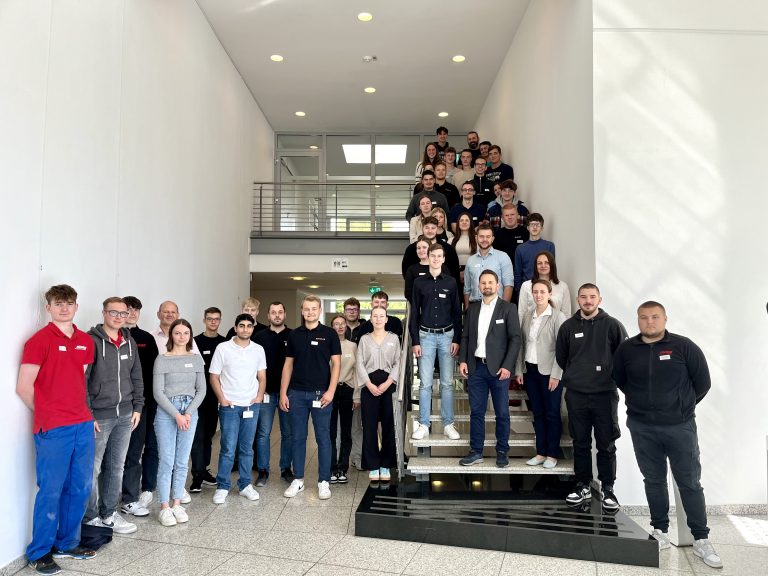 Die Auszubildenden freuen sich mit ihren Betreuerinnen und Betreuern sowie Mitgliedern der Jury über den Projektstart (Foto IHK)