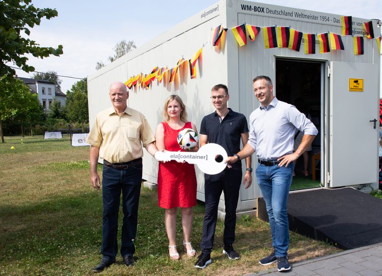 So unscheinbar der mobile Ausstellungscontainer von außen ist, so informativ und unterhaltsam ist die WM-Box im Inneren. Das Bild zeigt (v.l.) Kurator Hans Schlüper, Museumsleiterin der ZeitWerkStadt Franziska Bäßler, Frankenbergs Bürgermeister Oliver Gerstner und ELA Standortleiter Erik Geidelt bei der symbolischen Schlüsselübergabe. (Foto: ELA Container)