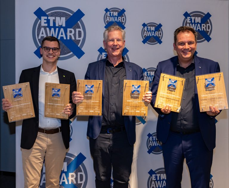 v. l. Martin Krömer (Berger Fahrzeugtechnik GmbH), Andreas Schmitz (CEO Schmitz Cargobull) und Ralph Kleideiter (Vertrieb Schmitz Cargobull) (Foto: ETM Verlag)