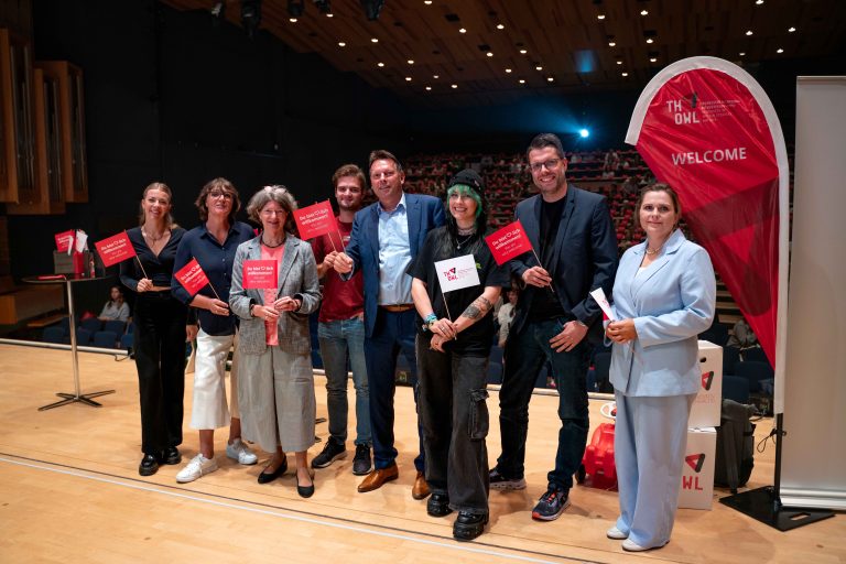Moderatorin Emily Giesbrecht, Maryse Niemeier vom International Office, TH-OWL-Vizepräsidentin Professorin Uta Pottgiesser, Lukas Schübli vom Studierendenparlament, Bürgermeister Frank Hilker, Hannah Mertens vom AStA, Sebastian Stake vom S(kim) sowie Inessa Manin von der Zentralen Studienberatung gaben sich in Detmold das Mikrofon in die Hand. (Foto: TH OWL)