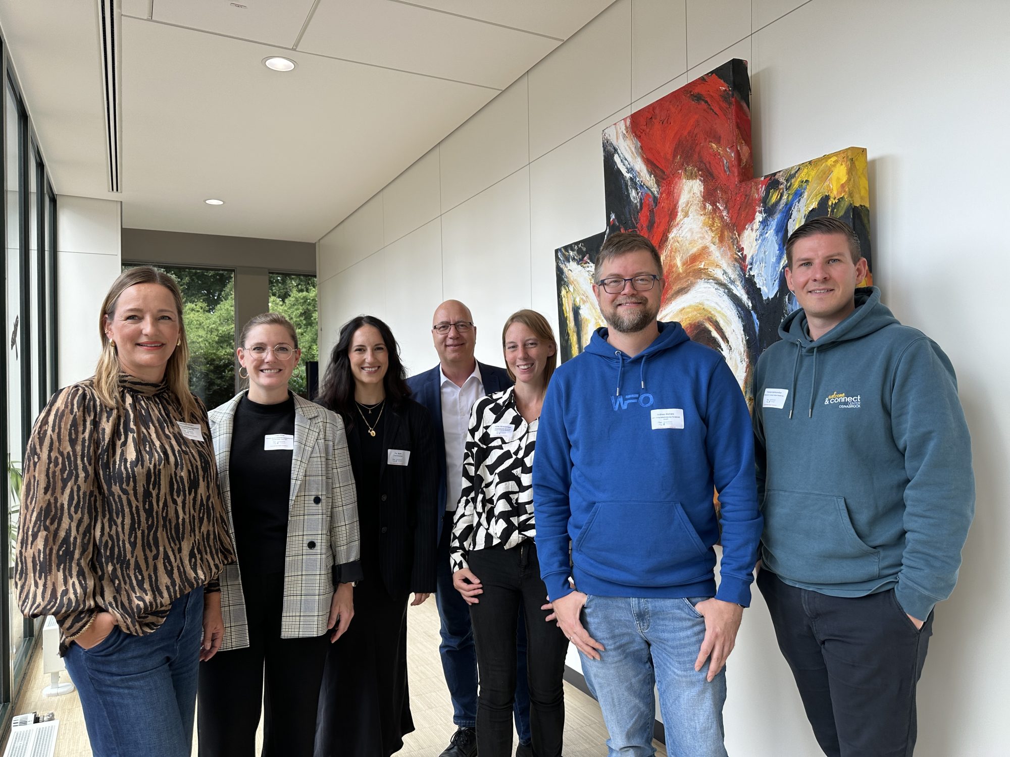 Zogen eine positive Bilanz nach dem ersten Fachkräftetag im Kreishaus (v. li.): Sandra Schürmann (WIGOS), Katja Kißler (WIGOS), Pia Barth (T-Hub), Jens Müller (Bundesagentur für Arbeit), Annika Hörnschemeyer (Handwerkskammer), Andreas Meiners (WFO) und Yannick Bartholomäus (welcome & connect CENTER Osnabrück) (Foto: Sandra Joachim-Meyer)