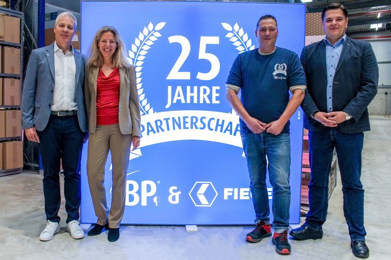 Feierten das 25-jährige Jubiläum der Zusammenarbeit von Bierbaum-Proenen und Fiege (v.l.n.r.): Harald Goost, geschäftsführender Gesellschafter von BP, Meike Schmidt-Krenz, Managing Director des Fiege-Geschäftsbereichs Consumer Products, Gerrit Heinke, Abteilungsleiter BP bei Fiege, und Maik Friedrichs, Geschäftsführer von BP. (Foto: Fiege)