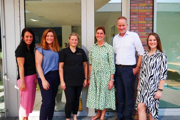 Feierten das zehnjährige GOLDBECKchen-Jubiläum: Christina Ryan (stellvertretende KiTa-Leitung), Antje Meyer-Gertenbach (Bereichsleitung Kindertageseinrichtungen von Laer Stiftung), Christine Mahnken (KiTa-Leitung), Ilka Goldbeck (Schirmherrin und Projektleitung), Jörg-Uwe Goldbeck (geschäftsführender Gesellschafter), Julia Büsker (HR-Referentin). (Foto: Goldbeck GmbH)