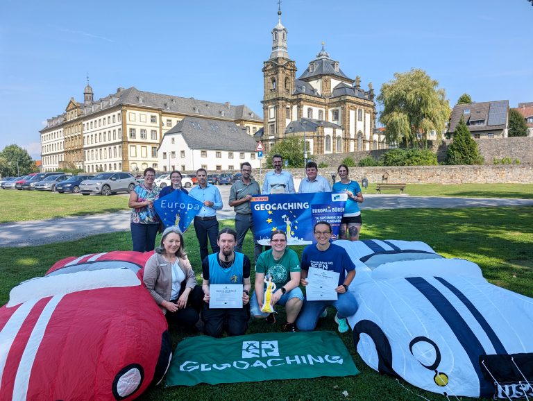 Freuen sich auf das Geocaching-Event „Europa in Büren“ am 14. September in den Bürener Almeauen: (hintere Reihe v. l.) / Andrea Münstermann (Team Kitedreams) / Lara Münstermann (Team Kitedreams) / Burkhard Schwuchow (Bürgermeister der Stadt Büren) / Alexander Menke (Leiter Stadtmarketing) / Patrick Pelkmann (Volksbank Büren-Salzkotten) / Berthold Ackfeld (Touristik-Gemeinschaft Bürener Land e. V.) / Sabrina Hilcher (Geocacherin) (vordere Reihe v. l.) / Kerstin Salerno (Stadtmarketing) / Stephan Schach (Geocacher) / Nadine Buitkamp (Geocacherin) / Hilde Schreier (Geocacherin) (Foto: Stadt Büren)