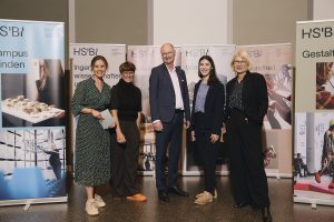 v.l.n.r.: Moderatorin Julia Ures, Gestalterin der Jahresgabe Prof. Patricia Stolz, Keynote-Speaker Sven Plöger, Engagementpreis-Gewinnerin Tara Steinert und HSBI-Präsidentin Prof. Dr. Ingeborg Schramm-Wölk. (Foto: K. Starodubskij/HSBI)