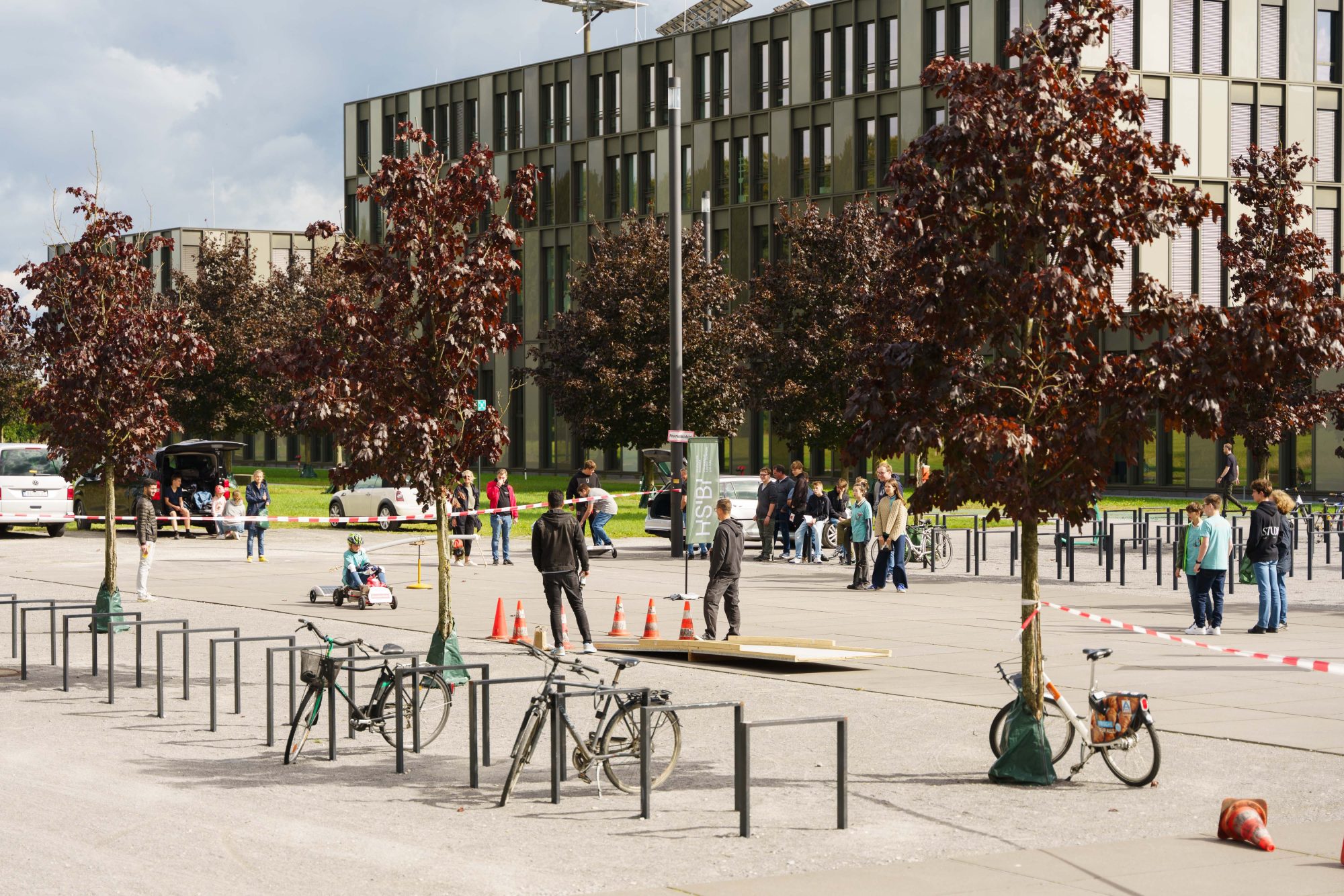 Die Hochschule Bielefeld richtete in diesem Jahr die Jurysitzung für den Solar Racing Cup 2024 aus. Der Schülerwettbewerb wird vom Innovationsnetzwerk Energie Impuls OWL organisiert. (Foto: F. Hüffelmann/HSBI)