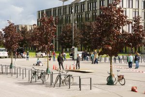 Die Hochschule Bielefeld richtete in diesem Jahr die Jurysitzung für den Solar Racing Cup 2024 aus. Der Schülerwettbewerb wird vom Innovationsnetzwerk Energie Impuls OWL organisiert. (Foto: F. Hüffelmann/HSBI)