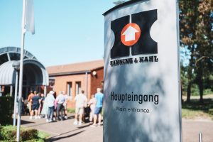 Begrüßung der Mitarbeitenden und Familien durch die Geschäftsführung (Foto: Hanning & Kahl)