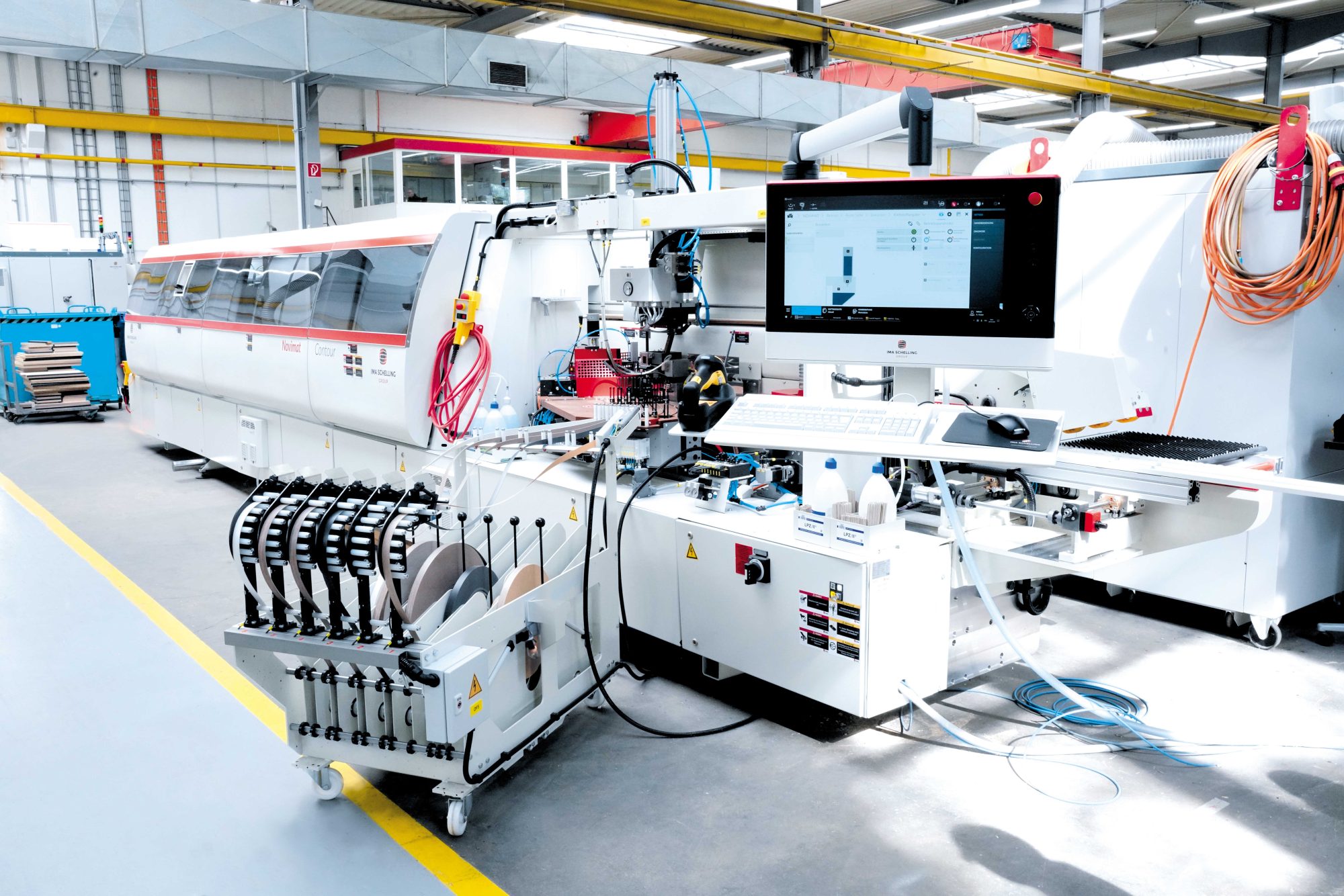 Komplexe Technologie und intuitive Bedienung: IMA Schelling hat die bewährte Kantenbearbeitungsmaschine Novimat Contour R3 mit einer neuen Steuerung ausgerüstet und hebt die automatisierte Bekantung damit auf ein neues Komfort-Level. (Foto: IMA Schelling Group)