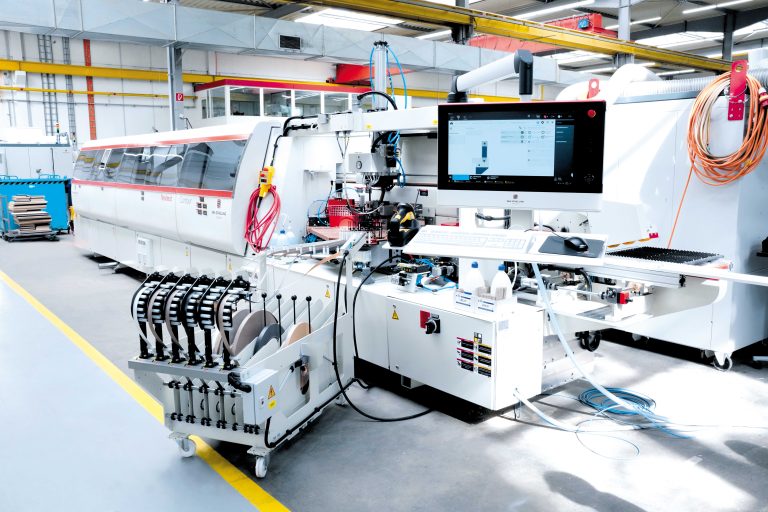 Komplexe Technologie und intuitive Bedienung: IMA Schelling hat die bewährte Kantenbearbeitungsmaschine Novimat Contour R3 mit einer neuen Steuerung ausgerüstet und hebt die automatisierte Bekantung damit auf ein neues Komfort-Level. (Foto: IMA Schelling Group)