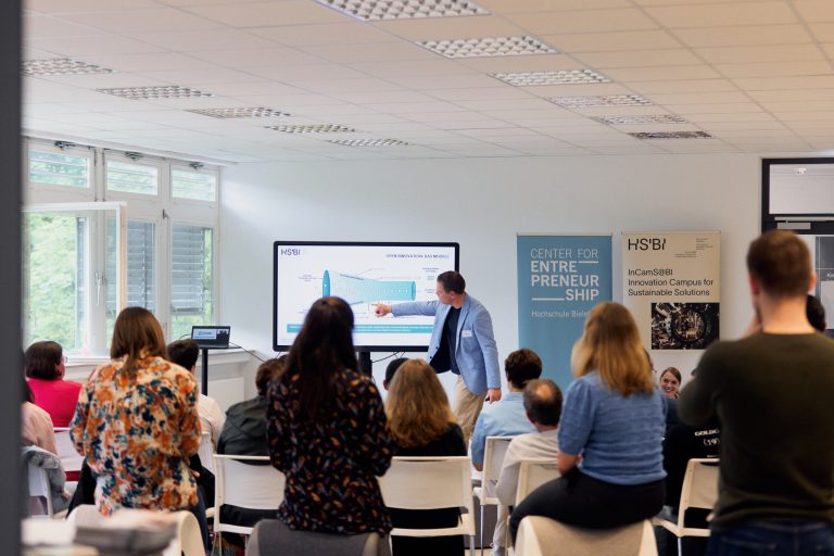 In seiner Keynote beschrieb Prof. Dr. Ingo Ballschmieter beispielhaft wie „Open Innovation“-Prozesse in Unternehmensstrategien ihren Platz finden können. (Foto: P. Pollmeier/HSBI)