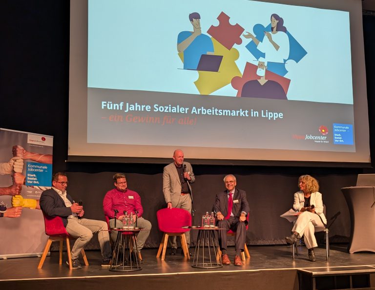 (von links) Podiumsdiskussion mit Benedikt Willautzkat und Peter Fehse (beide G.I.B. NRW), Jobcenter-Vorstand Stefan Susat, Arbeitsmarktexperte Dr. Matthias Schulze-Böing sowie Heidrun Strikker (Moderation). (Foto: Jobcenter Lippe)