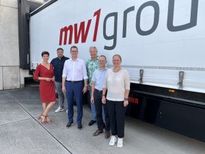 Im Austausch mit den Unternehmen aus Lage: IHK-Vizepräsidentin Maren Lampe, der stellv. Hauptgeschäftsführer Andreas Henkel, mw1-Teilhaber Klaus Grotebrune, Bürgermeister Matthias Kalkreuter, mw1group-Geschäftsführer Jens Grotebrune sowie IHK-Referentin Jenny Krumov (v.r.n.l.), (Quelle: IHK Lippe)