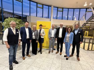 Im Austausch mit den Unternehmerinnen und Unternehmern in Detmold: Thomas Lammering, Frank Hilker, IHK-Hauptgeschäftsführerin Svenja Jochens, Jenny Krumov, LLB-Vorstand Dirk Dankelmann, Volker Steinbach, Dr. Miriam Mikus sowie IHK-Abteilungsleiter Lars Henning Döhler (v.l.n.r.) (Foto: IHK Lippe)