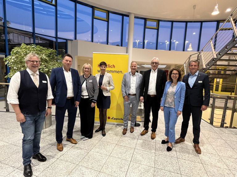 Im Austausch mit den Unternehmerinnen und Unternehmern in Detmold: Thomas Lammering, Frank Hilker, IHK-Hauptgeschäftsführerin Svenja Jochens, Jenny Krumov, LLB-Vorstand Dirk Dankelmann, Volker Steinbach, Dr. Miriam Mikus sowie IHK-Abteilungsleiter Lars Henning Döhler (v.l.n.r.) (Foto: IHK Lippe)