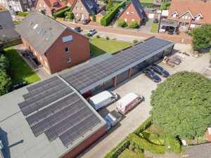 Über dem Lager auf dem rechten Teil des Gebäudes sowie über der Werkstatt sind insgesamt 140 PV-Module installiert, die genug Strom für den jährlichen Bedarf des Handwerksbetriebs produzieren. (Foto: Simone Reukauf / Köster Energie)
