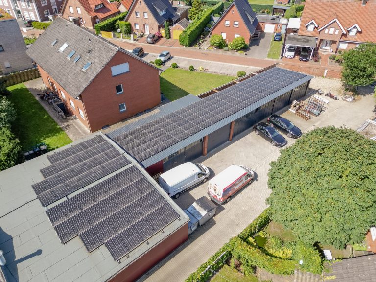 Über dem Lager auf dem rechten Teil des Gebäudes sowie über der Werkstatt sind insgesamt 140 PV-Module installiert, die genug Strom für den jährlichen Bedarf des Handwerksbetriebs produzieren. (Foto: Simone Reukauf / Köster Energie)