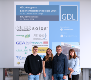 Die Vorfreude auf den zehnten Kongress Lebensmitteltechnologie ist groß. Teil des Orga-Teams sind Daniel Liphardt von der Fachschaft des Fachbereichs Life Science Technologies (l.), wissenschaftliche Mitarbeiterin Mandy Meyer, Professor Ulrich Müller sowie Vera Rollheiser vom Institute for Life Science Technologies (ILT.NRW). (Foto: TH OWL)