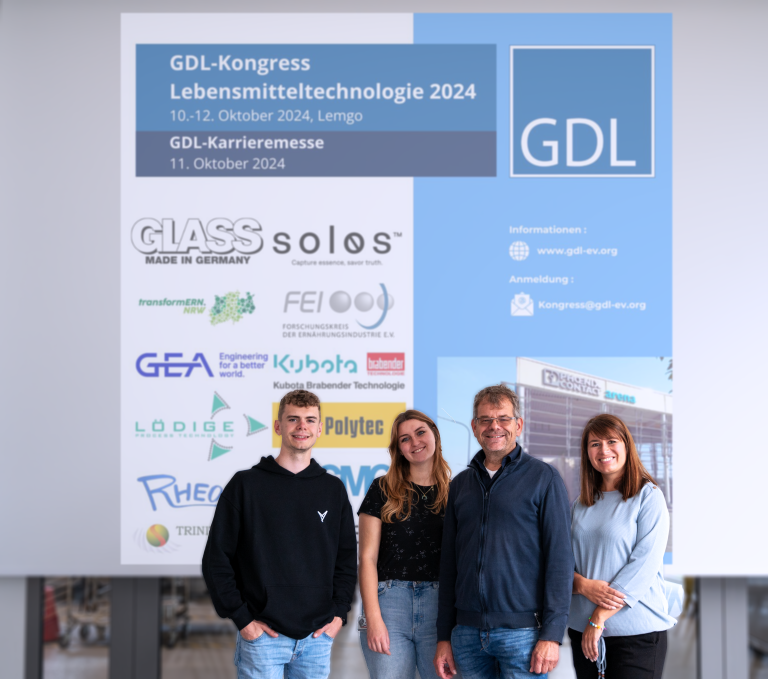 Die Vorfreude auf den zehnten Kongress Lebensmitteltechnologie ist groß. Teil des Orga-Teams sind Daniel Liphardt von der Fachschaft des Fachbereichs Life Science Technologies (l.), wissenschaftliche Mitarbeiterin Mandy Meyer, Professor Ulrich Müller sowie Vera Rollheiser vom Institute for Life Science Technologies (ILT.NRW). (Foto: TH OWL)